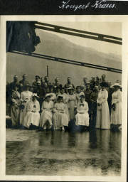 Gruppenbild von Soldaten und Frauen während eines gesellschaftlichen Anlasses im Freien in den Bergen