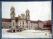 Historisches Klostergebäude mit beeindruckender Fassade und umliegender Landschaft