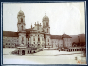 Historisches Klostergebäude mit beeindruckender Fassade und umliegender Landschaft