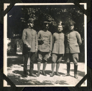 Soldaten in Uniform stehen in einem Park während des Ersten Weltkriegs