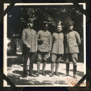 Soldaten in Uniform stehen in einem Park während des Ersten Weltkriegs