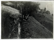 Landschaft mit Wasserlauf und Bäumen in malerischer Umgebung im Heer