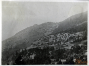 Landschaft mit terrassierten Feldern in den Alpen während des frühen 20. Jahrhunderts