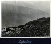 Blick auf Aufserberg mit traditioneller Architektur und malerischer Landschaft in der Schweiz