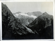 Berglandschaft im Heer mit schneebedeckten Gipfeln und tiefen Tälern