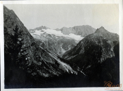 Berglandschaft im Heer mit schneebedeckten Gipfeln und tiefen Tälern