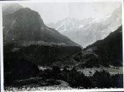 Beeindruckende Berglandschaft im Heer mit schneebedeckten Gipfeln und bewaldeten Tälern