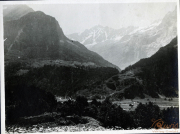 Beeindruckende Berglandschaft im Heer mit schneebedeckten Gipfeln und bewaldeten Tälern