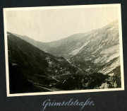 Blick ins Grimselgebiet mit majestätischen Bergen und einer kurvenreichen Straße in den frühen Morgenstunden