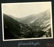 Blick ins Grimselgebiet mit majestätischen Bergen und einer kurvenreichen Straße in den frühen Morgenstunden