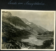 Sandige Ufer am Stareglätsch zwischen imposanten Bergen in den Schweizer Alpen