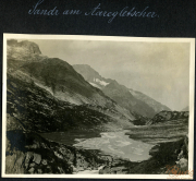 Sandige Ufer am Stareglätsch zwischen imposanten Bergen in den Schweizer Alpen
