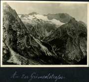 Berglandschaft an der Grinselstraße mit majestätischen Gipfeln und grünen Tälern