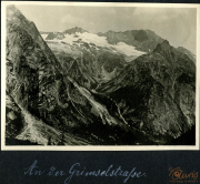 Berglandschaft an der Grinselstraße mit majestätischen Gipfeln und grünen Tälern