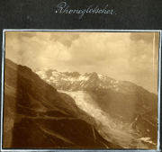 Blick auf den Rhonegletscher in den Alpen mit majestätischen Bergen und Wolkenformationen