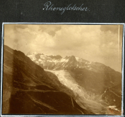 Blick auf den Rhonegletscher in den Alpen mit majestätischen Bergen und Wolkenformationen