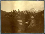 Gruppe von Menschen in der Natur während einer Bergausflugsveranstaltung in den Alpen