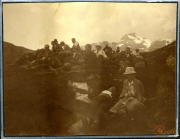 Gruppe von Menschen in der Natur während einer Bergausflugsveranstaltung in den Alpen