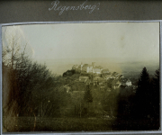 Regensburg beim Sonnenuntergang mit Blick auf die historische Altstadt und umliegende Natur