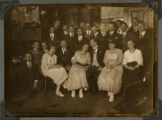 Gemeinsames Treffen von Mitgliedern eines Vereins in einem historischen Raum, um 1920