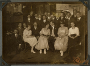 Gemeinsames Treffen von Mitgliedern eines Vereins in einem historischen Raum, um 1920