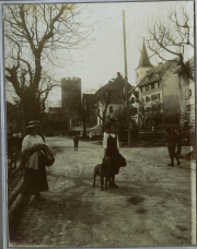 Menschen auf einer alten Straße mit einem Hund in einem historischen Dorf