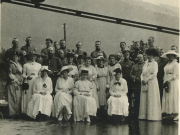 Gruppenaufnahme von Heerangehörigen und Angehörigen in historischer Kleidung während eines Ausflugs in den Bergen