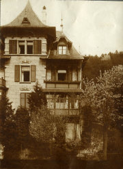 Historisches Fachwerkhaus mit Balkon und Garten in der Natur