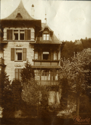 Historisches Fachwerkhaus mit Balkon und Garten in der Natur
