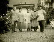 Heer und weibliche Angehörige in historischer Uniform in einem Garten