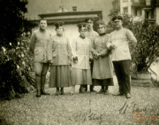 Heer und weibliche Angehörige in historischer Uniform in einem Garten