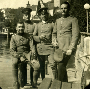 Militärische Offiziere posieren am Ufer eines Gewässers in der historischen Stadt