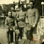 Militärische Offiziere posieren am Ufer eines Gewässers in der historischen Stadt