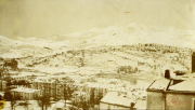 Schnee bedeckte Landschaft mit Gebäuden und Bergen während des Winters in den frühen 20. Jahrhundert