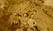 Gruppenaufnahme von Soldaten der Heer im Freien auf einem Felsen