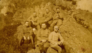 Gruppenaufnahme von Soldaten der Heer im Freien auf einem Felsen