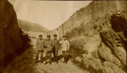 Soldaten der Heer stehen in einer historischen Landschaft um 1915 während des Ersten Weltkriegs