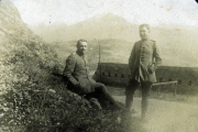 Zwei Soldaten der Heer stehen in einer historischen Landschaft mit Bergen im Hintergrund