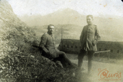 Zwei Soldaten der Heer stehen in einer historischen Landschaft mit Bergen im Hintergrund
