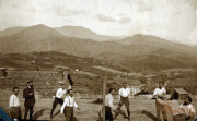 Gruppenspiel im Freien mit Blick auf die Berge in der Umgebung im Jahr 1920