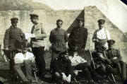 Gruppenbild von Soldaten der Heer in historischem Kontext