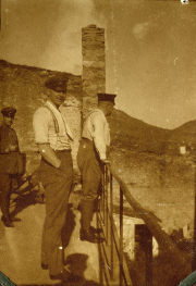 Soldaten der Heer während des 20. Jahrhunderts auf einer Aussichtsterrasse in den Bergen