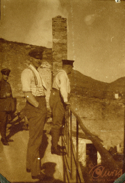 Soldaten der Heer während des 20. Jahrhunderts auf einer Aussichtsterrasse in den Bergen