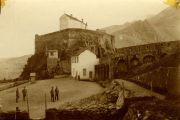 Historische Festung im Gebirge mit Soldaten und Architektur aus vergangener Zeit