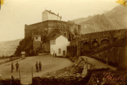 Historische Festung im Gebirge mit Soldaten und Architektur aus vergangener Zeit