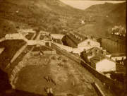 Historisches Militärlager in der Nähe der Alpen mit Soldaten und Gebäuden auf einem alten Verzeichnis