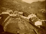 Historisches Militärlager in der Nähe der Alpen mit Soldaten und Gebäuden auf einem alten Verzeichnis