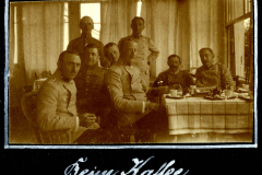 Offiziere der Heer beim Kaffee in einem gemütlichen Raum während des Ersten Weltkriegs