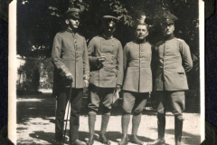 Soldaten in Uniform stehen in einem Park während des Ersten Weltkriegs