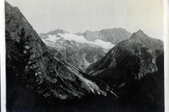 Berglandschaft im Heer mit schneebedeckten Gipfeln und tiefen Tälern